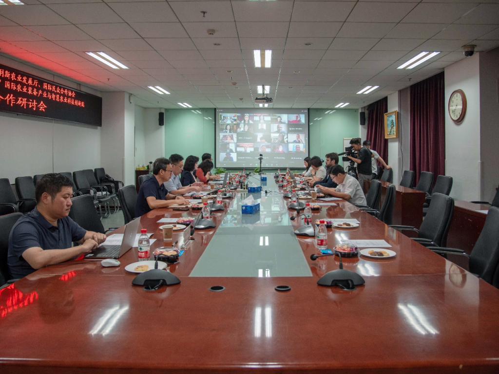 Storing up the cooperation, let the intelligent agricultural machinery boost the intelligent agriculture, and open a new chapter of China-Argentina agricultural mechanization cooperation!